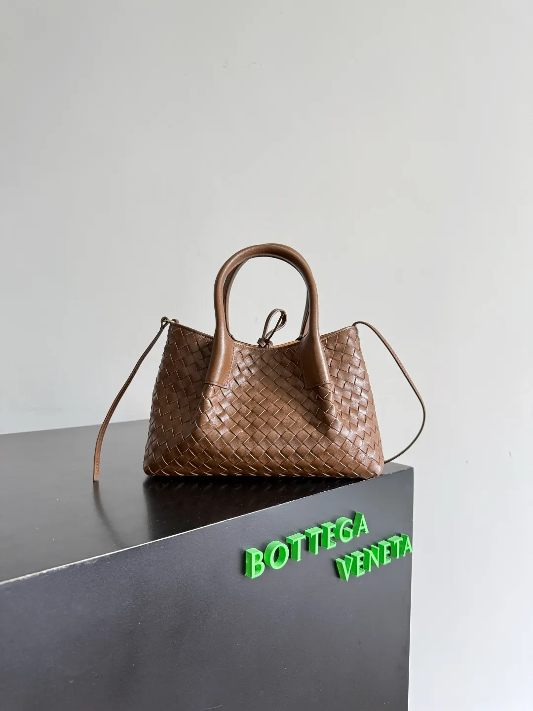 Batch 1660 BOTTEGA VENETA 2025 new product pinacoteca has super soft leather, and the weaving function, practicality and relaxed fashion sense have not fallen behind❤️‍🔥Amway has given sisters a must-have bag when going out. The size of the bag also accurately meets the commuting needs of urban beauties. It can accommodate mobile phones, keys, lipstick, powder, sunscreen, shopping bags...all of it! ! ! 🔥The capacity should not be underestimated~ It does not choose people, clothes, or occasions. With its majestic curved outline, exquisite woven texture, delicate edges and rounded handles, this woven vegetable basket bag truly achieves the goal of "dressing up and being fashionable without getting in the way"~ Are you interested in Jimei? Style number: 819004 Size: 24*15*12cm